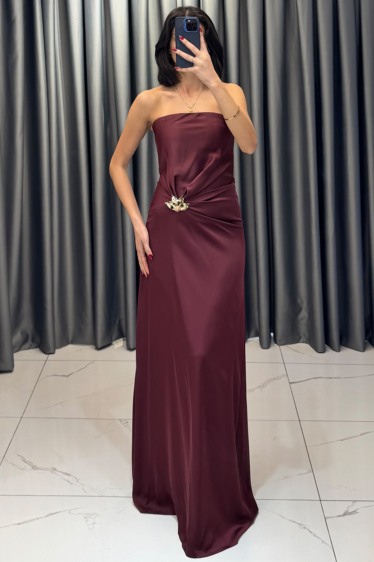 Aksesuar Detaylı Straplez Saten Abiye Mürdüm