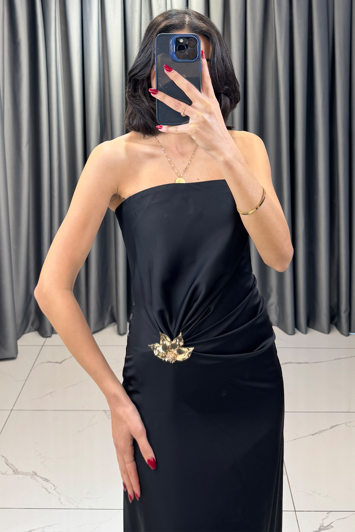 Aksesuar Detaylı Straplez Saten Abiye Siyah - Görsel 2