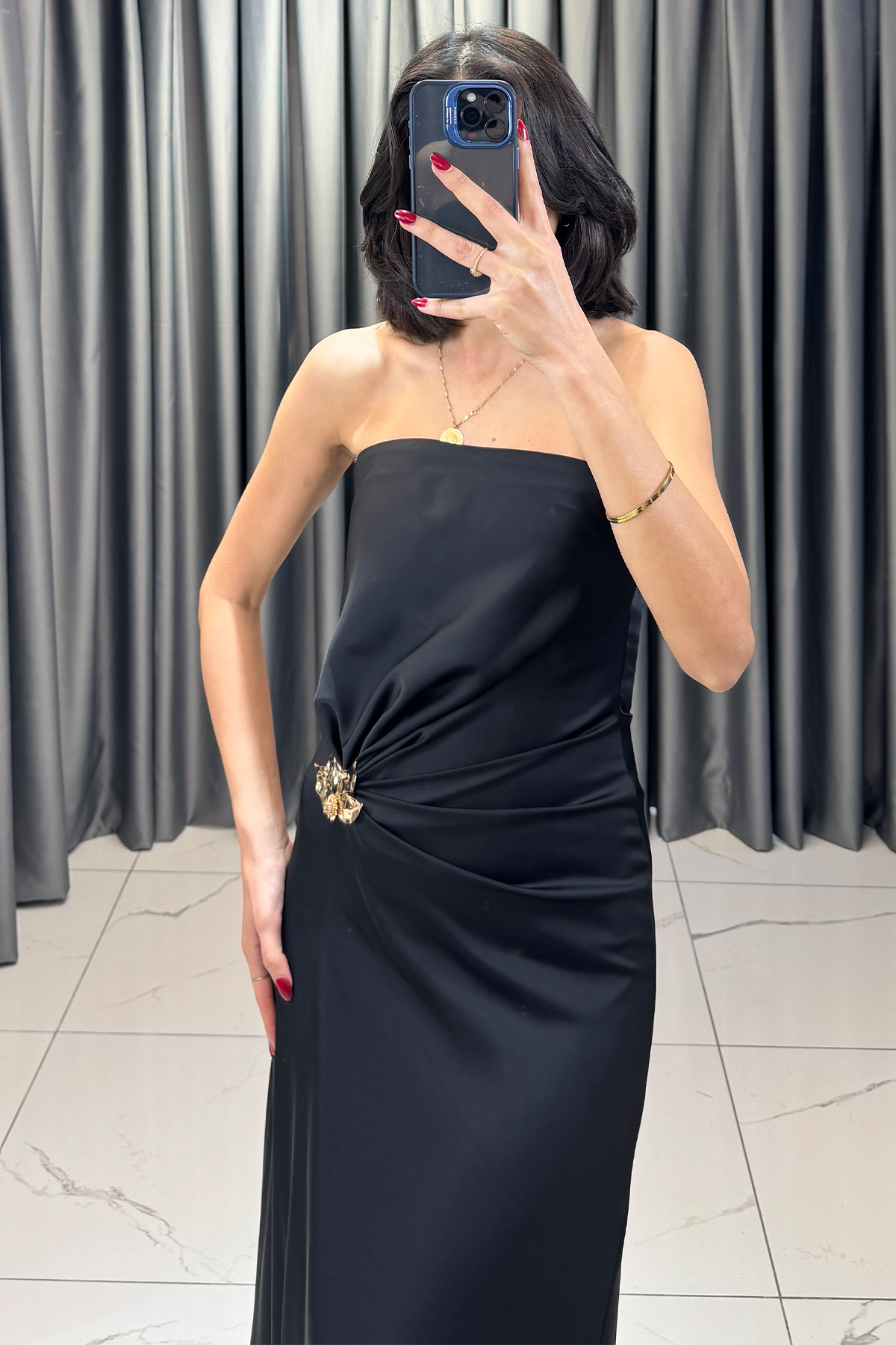 Aksesuar Detaylı Straplez Saten Abiye Siyah - Görsel 4