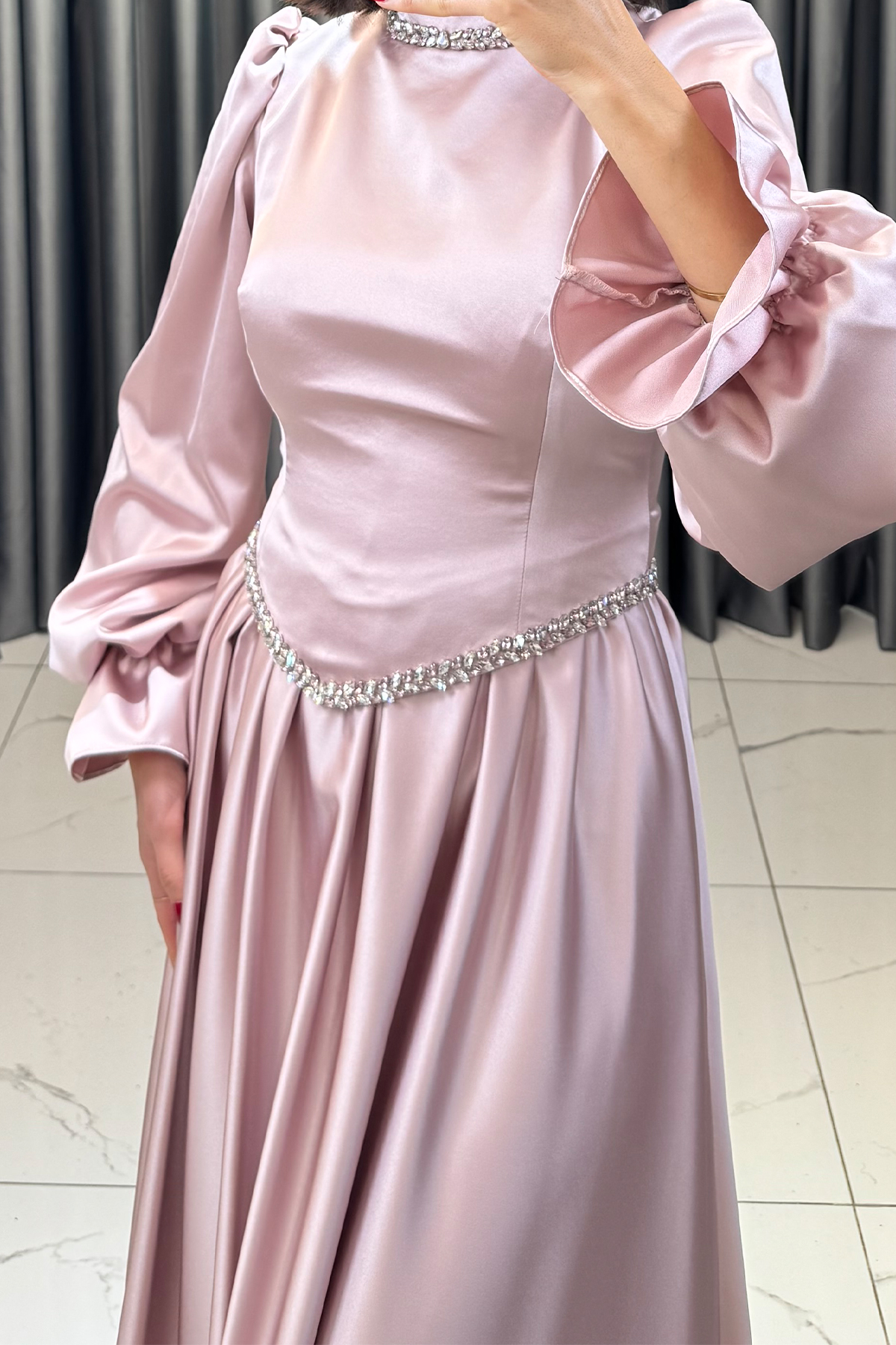 Balon Kollu Yakası ve Bilekleri Taş İşlemeli Tesettür Abiye Pudra - Görsel 2