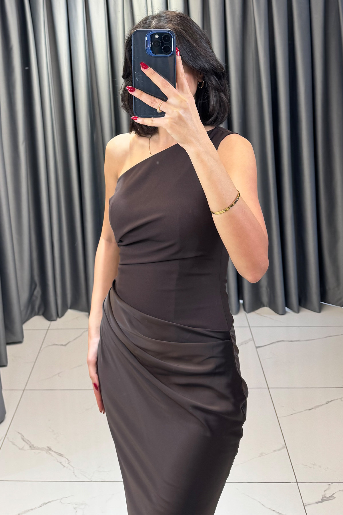 Belden Drapeli Tek Omuzlu Uzun Abiye Kahve - Görsel 4