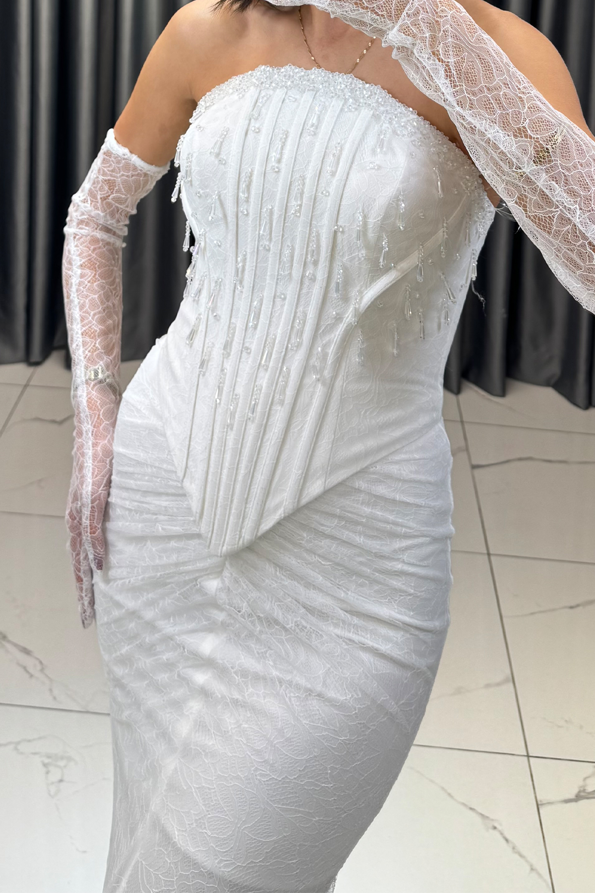 Boncuk İşlemeli Dantelli Şal Detaylı Uzun Abiye Beyaz - Görsel 2