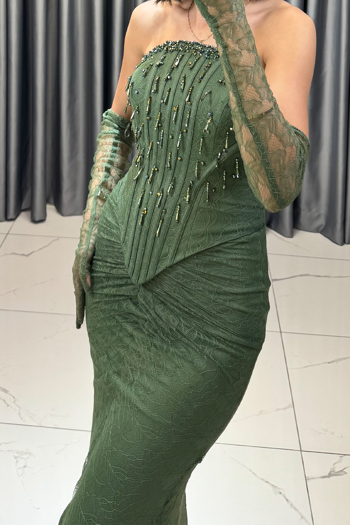 Boncuk İşlemeli Dantelli Şal Detaylı Uzun Abiye Haki - Görsel 2