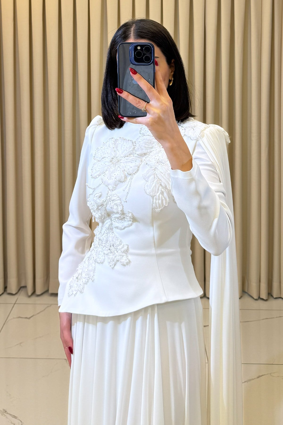 Gül Detaylı Boncuk İşlemeli Pelerinli Tesettür Abiye Beyaz - Görsel 2