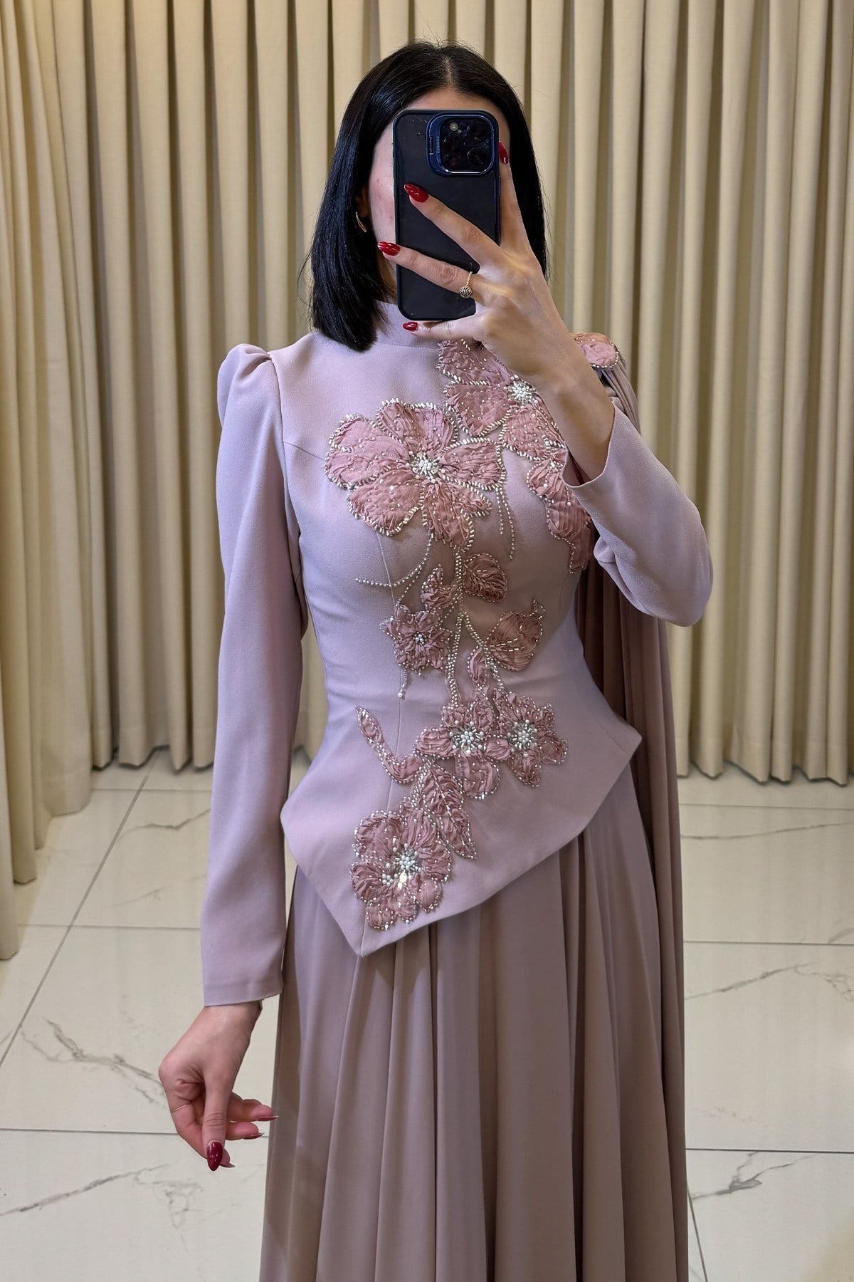 Gül Detaylı Boncuk İşlemeli Pelerinli Tesettür Abiye Pudra - Görsel 2