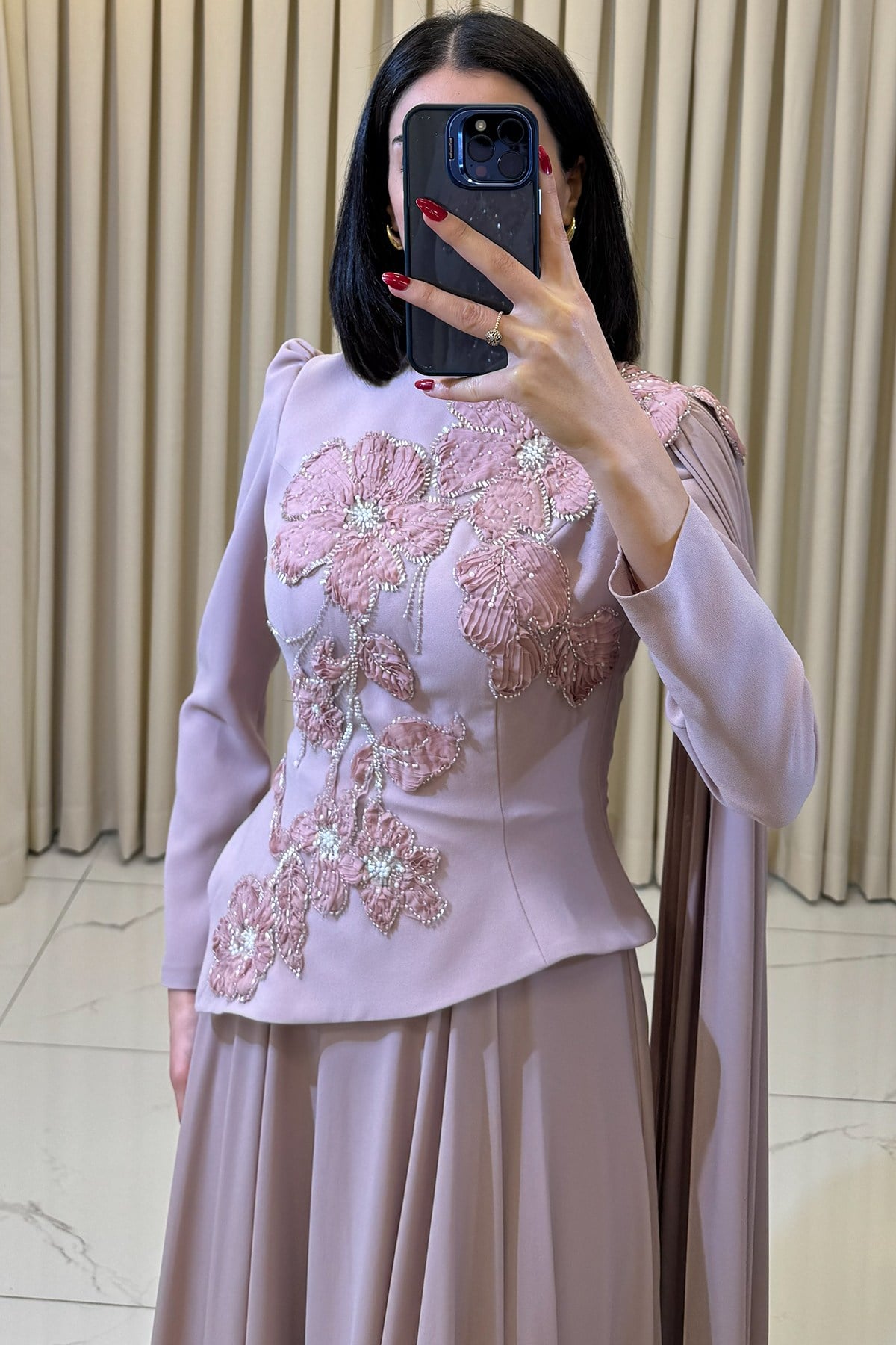 Gül Detaylı Boncuk İşlemeli Pelerinli Tesettür Abiye Pudra - Görsel 4