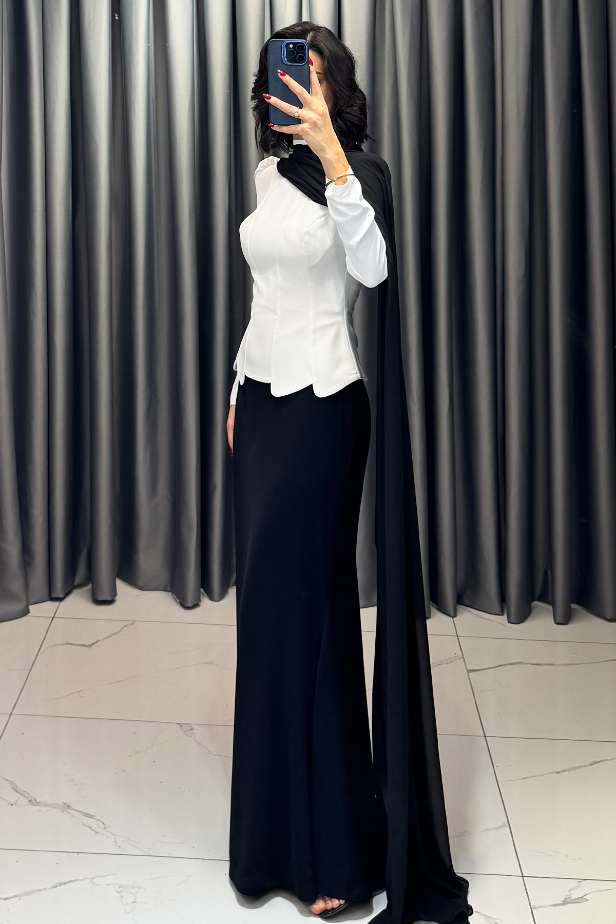 Lazer Kesimli Şal Detaylı Balık Formunda Tesettür Abiye Beyaz-Siyah - Görsel 3