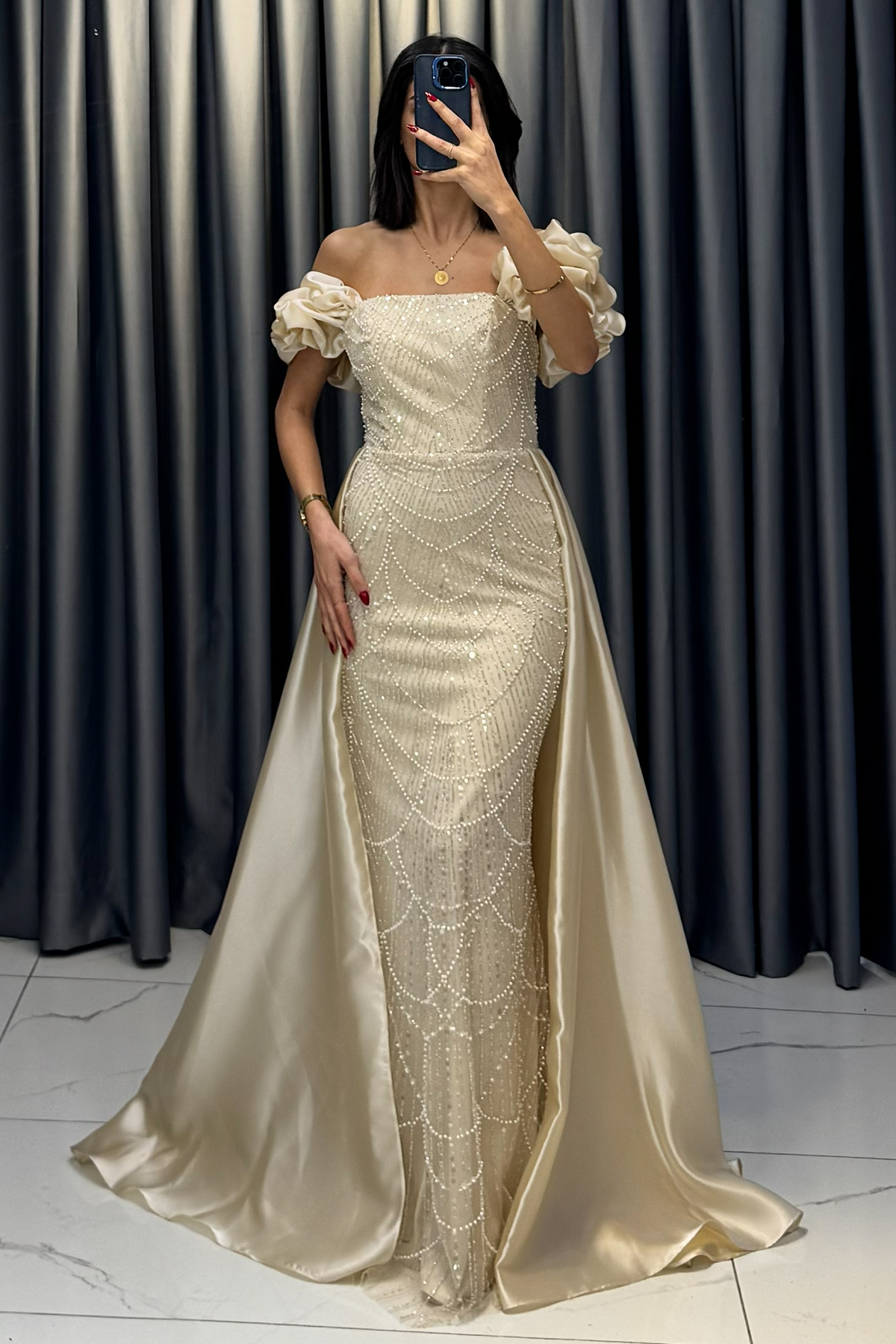 Payet ve Boncuk İşlemeli Balon Kollu Pelerinli Straplez Abiye Bej