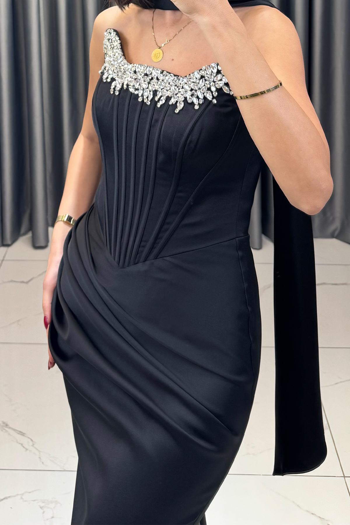 Taş İşlemeli Belden Drapeli Şal Detaylı Straplez Abiye Siyah - Görsel 2