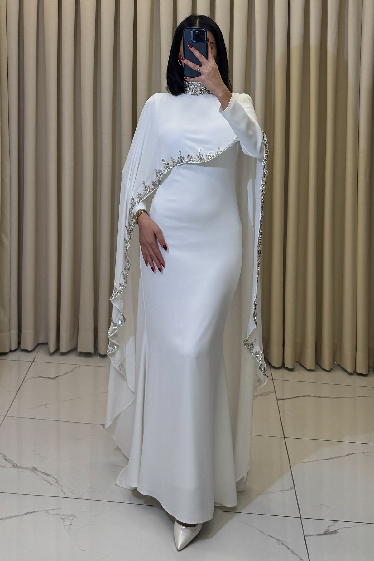 Taş İşlemeli Pelerinli Balık Model Abiye Beyaz